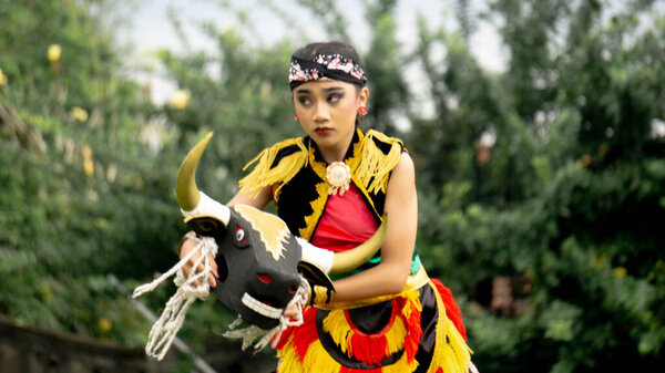 Танец Махезы Гумреги. Этот танец изображает подростков, которые активно строят деревню, чтобы она была чистой, здоровой и комфортной..