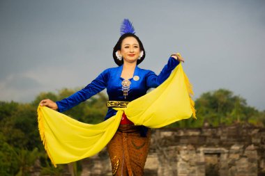 Surung dayung dansı. Bu dans yetişkin olmaya başlayan ve kendilerini güzelleştirmek için makyaj yapan kadınları tasvir ediyor..