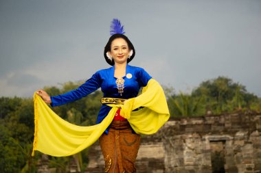 Surung dayung dansı. Bu dans yetişkin olmaya başlayan ve kendilerini güzelleştirmek için makyaj yapan kadınları tasvir ediyor..