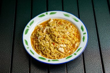 Mie nyemek. Biraz su, çırpılmış yumurta ve kalın sosla pişirilmiş Endonezya eriştesi..