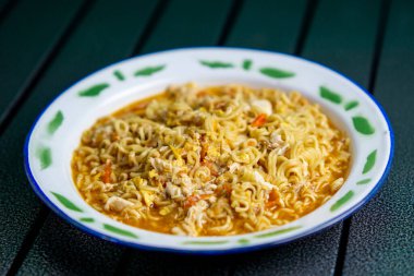 Mie nyemek. Biraz su, çırpılmış yumurta ve kalın sosla pişirilmiş Endonezya eriştesi..