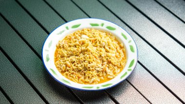 Mie nyemek. Biraz su, çırpılmış yumurta ve kalın sosla pişirilmiş Endonezya eriştesi..