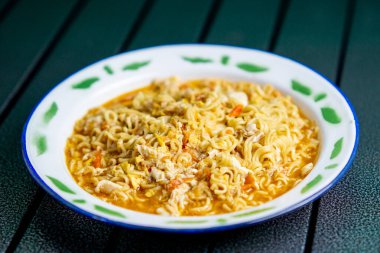 Mie nyemek. Biraz su, çırpılmış yumurta ve kalın sosla pişirilmiş Endonezya eriştesi..