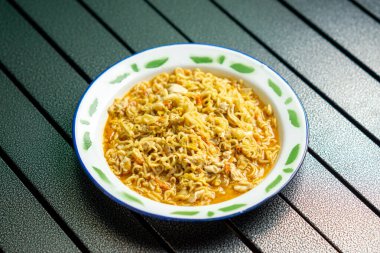 Mie nyemek. Biraz su, çırpılmış yumurta ve kalın sosla pişirilmiş Endonezya eriştesi..