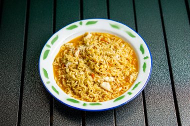 Mie nyemek. Biraz su, çırpılmış yumurta ve kalın sosla pişirilmiş Endonezya eriştesi..