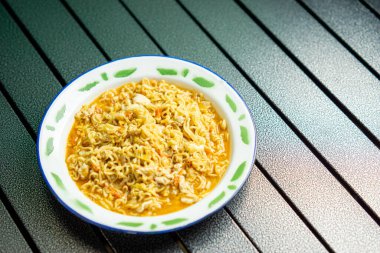 Mie nyemek. Biraz su, çırpılmış yumurta ve kalın sosla pişirilmiş Endonezya eriştesi..