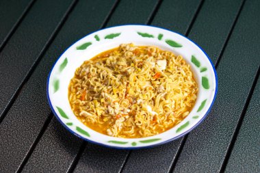 Mie nyemek. Biraz su, çırpılmış yumurta ve kalın sosla pişirilmiş Endonezya eriştesi..