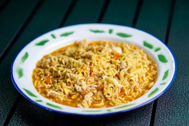 Mie nyemek. Biraz su, çırpılmış yumurta ve kalın sosla pişirilmiş Endonezya eriştesi..