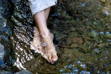 Ayaklarını soğuk dağ suyunda ıslatmak. Egzersizden sonra kas ağrısını ve iltihabı azaltır, kan dolaşımını hızlandırır ve enerjiyi artırır..