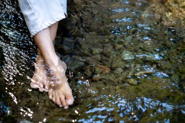 Ayaklarını soğuk dağ suyunda ıslatmak. Egzersizden sonra kas ağrısını ve iltihabı azaltır, kan dolaşımını hızlandırır ve enerjiyi artırır..