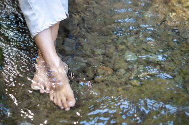 Ayaklarını soğuk dağ suyunda ıslatmak. Egzersizden sonra kas ağrısını ve iltihabı azaltır, kan dolaşımını hızlandırır ve enerjiyi artırır..