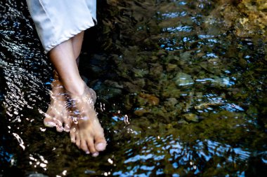 Ayaklarını soğuk dağ suyunda ıslatmak. Egzersizden sonra kas ağrısını ve iltihabı azaltır, kan dolaşımını hızlandırır ve enerjiyi artırır..