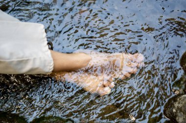 Ayaklarını soğuk dağ suyunda ıslatmak. Egzersizden sonra kas ağrısını ve iltihabı azaltır, kan dolaşımını hızlandırır ve enerjiyi artırır..