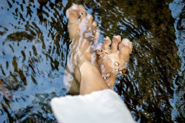 Ayaklarını soğuk dağ suyuna batırıyorsun. Egzersizden sonra kas ağrısını ve iltihabı azaltır, kan dolaşımını hızlandırır ve enerjiyi artırır..