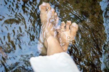 Ayaklarını soğuk dağ suyuna batırıyorsun. Egzersizden sonra kas ağrısını ve iltihabı azaltır, kan dolaşımını hızlandırır ve enerjiyi artırır..