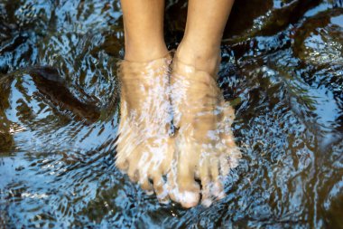 Ayaklarını soğuk dağ suyuna batırıyorsun. Egzersizden sonra kas ağrısını ve iltihabı azaltır, kan dolaşımını hızlandırır ve enerjiyi artırır..