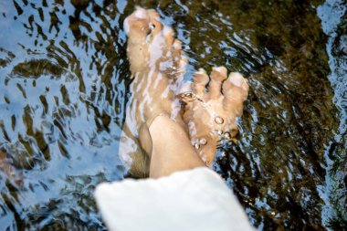 Ayaklarını soğuk dağ suyuna batırıyorsun. Egzersizden sonra kas ağrısını ve iltihabı azaltır, kan dolaşımını hızlandırır ve enerjiyi artırır..