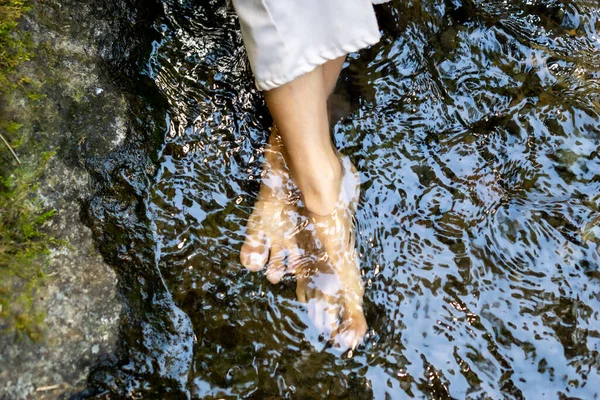 Ayaklarını soğuk dağ suyunda ıslatmak. Egzersizden sonra kas ağrısını ve iltihabı azaltır, kan dolaşımını hızlandırır ve enerjiyi artırır..