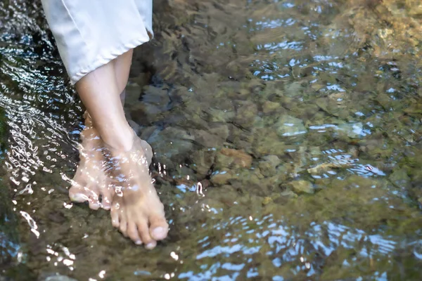 Ayaklarını soğuk dağ suyunda ıslatmak. Egzersizden sonra kas ağrısını ve iltihabı azaltır, kan dolaşımını hızlandırır ve enerjiyi artırır..