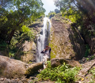 Dolo Şelalesi 'nde Asyalı kadın tatili. Doğu Java 'da güzel bir şelale