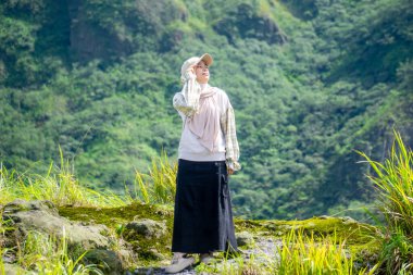 Asians enjoy a holiday in the mountains. Enjoy the beautiful views and fresh air.