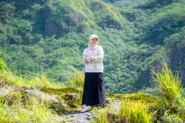 Asians enjoy a holiday in the mountains. Enjoy the beautiful views and fresh air.