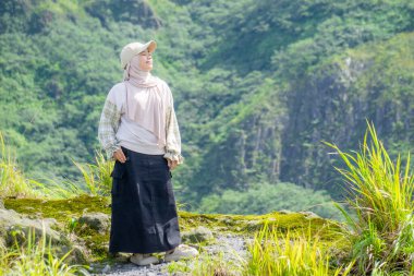 Asians enjoy a holiday in the mountains. Enjoy the beautiful views and fresh air.