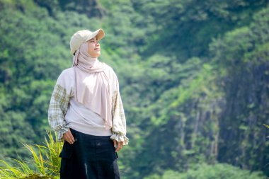 Asians enjoy a holiday in the mountains. Enjoy the beautiful views and fresh air.