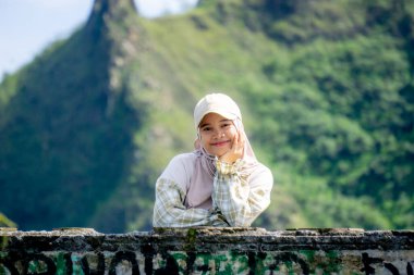 Asians enjoy a holiday in the mountains. Enjoy the beautiful views and fresh air.
