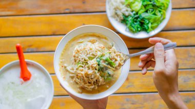 El kepçesi. Pecel, ıspanak, uzun fasulye ve fıstık soslu fasulye filizi gibi haşlanmış sebzelerden oluşan geleneksel bir Java salatasıdır..