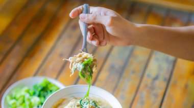 El kepçesi. Pecel, ıspanak, uzun fasulye ve fıstık soslu fasulye filizi gibi haşlanmış sebzelerden oluşan geleneksel bir Java salatasıdır..