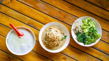 Pecel ve es dawet masada. Pecel fıstık soslu sebzedir. Es dawet hindistan cevizi sütü ve şeker soslu yeşil cendol damlası içerir..