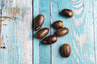 Masada Nutmeg (mis kokulu hindistan cevizi, gerçek hindistan cevizi, gürz, pala) bulunur. Birçok yemeği tatlandırmak için kullanılır..