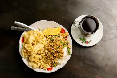 Nasi Tumpang, Kediri, Endonezya 'dan özel bir yemek. Aşırı mayalanmış tempehten yapılmış sebzelerle kaplı pirinç..