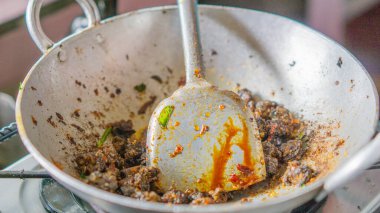 Endonezya 'nın sokak yiyeceklerinden biri olan Krengsengan bekicot (salyangoz sote) yapma süreci