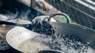 Endonezya 'nın sokak yiyeceklerinden biri olan Krengsengan bekicot (salyangoz sote) yapma süreci