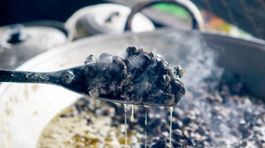 Endonezya 'nın sokak yiyeceklerinden biri olan Krengsengan bekicot (salyangoz sote) yapma süreci