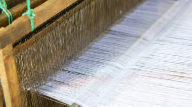 İplikler düzgünce dizilmiş geleneksel örgü makineleridir. Dokuma kumaşı (tenun) Endonezya 'nın ünlü bir kumaşıdır..