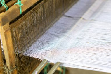 İplikler düzgünce dizilmiş geleneksel örgü makineleridir. Dokuma kumaşı (tenun) Endonezya 'nın ünlü bir kumaşıdır..