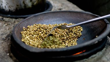 Kahveyi geleneksel yollarla kızartır ve çömlek kullanır (Endonezyalılar buna kreweng der))