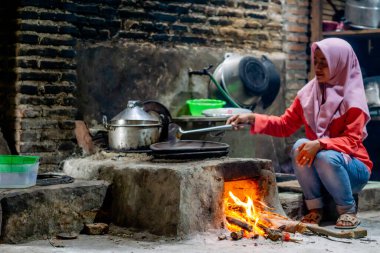 Asyalılar kahveyi geleneksel bir şekilde toprak kap kullanarak kızartıyorlar..