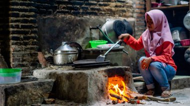 Asyalılar kahveyi geleneksel bir şekilde toprak kap kullanarak kızartıyorlar..