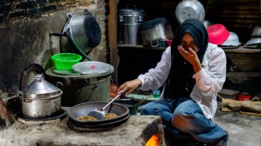 Asyalılar kahveyi geleneksel bir şekilde toprak kap kullanarak kızartıyorlar..