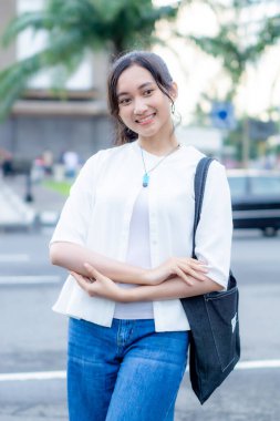 Neşeli bir Asyalı kadın yalnız seyahat ediyor ve atmosferin tadını çıkarıyor. Hiç arkadaşım yok..