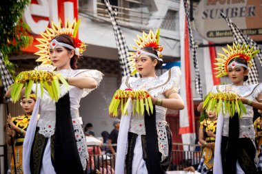 Rejang Rwa Bhineda 4. BEN Karnavalı 'nda Bali' den dans ediyor. Bu dans evrenin dengesini sembolize ediyor..