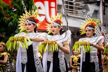 Rejang Rwa Bhineda 4. BEN Karnavalı 'nda Bali' den dans ediyor. Bu dans evrenin dengesini sembolize ediyor..