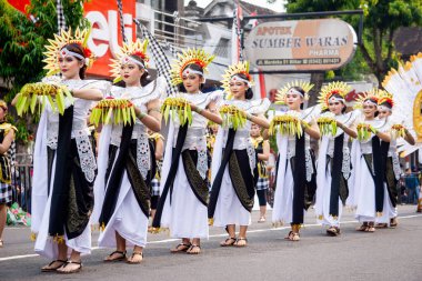 Rejang Rwa Bhineda 4. BEN Karnavalı 'nda Bali' den dans ediyor. Bu dans evrenin dengesini sembolize ediyor..