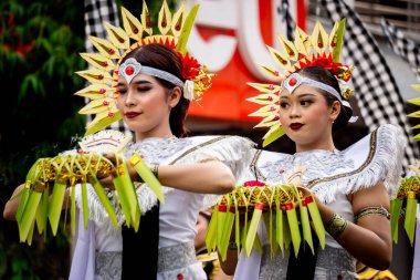 Rejang Rwa Bhineda 4. BEN Karnavalı 'nda Bali' den dans ediyor. Bu dans evrenin dengesini sembolize ediyor..