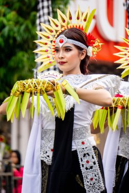 Rejang Rwa Bhineda 4. BEN Karnavalı 'nda Bali' den dans ediyor. Bu dans evrenin dengesini sembolize ediyor..