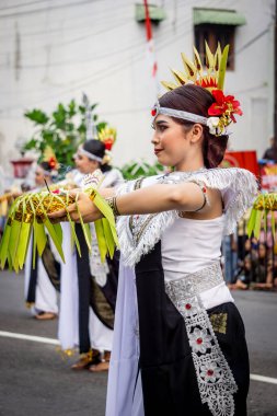 Rejang Rwa Bhineda 4. BEN Karnavalı 'nda Bali' den dans ediyor. Bu dans evrenin dengesini sembolize ediyor..